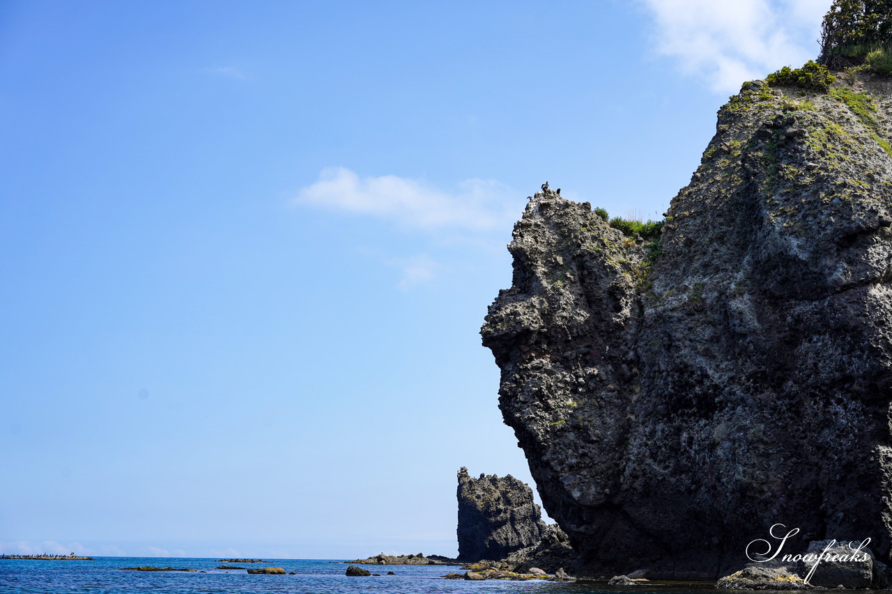 小樽市塩谷・シーカヤックガイド＆スクール遊人館 presents 真夏の北海道。尾形信さんと一緒に、のんびり『青の洞窟』ツアー(o^ー')b♪